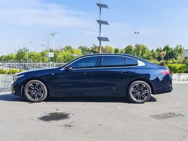 BMW 5 Series — Фото автомобиля 8