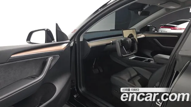 Tesla Model Y — Фото автомобиля 10