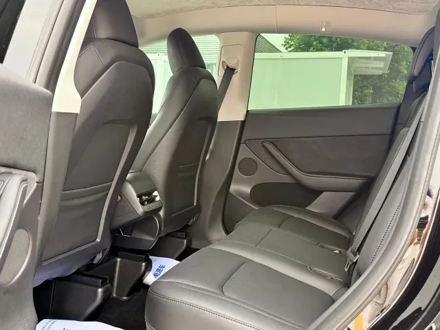 Tesla Model Y — Фото автомобиля 13