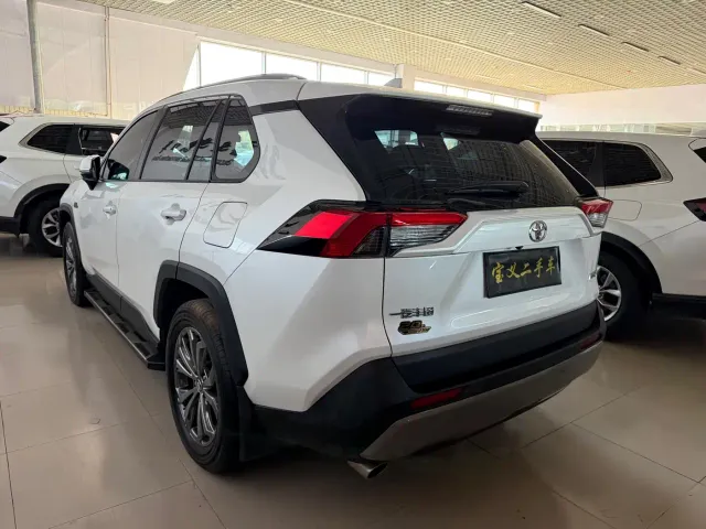 Toyota RAV4 — Фото автомобиля 4