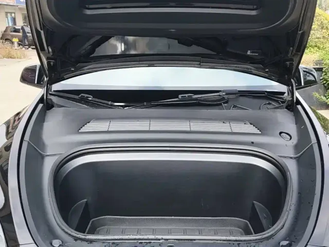 Tesla Model Y — Фото автомобиля 19