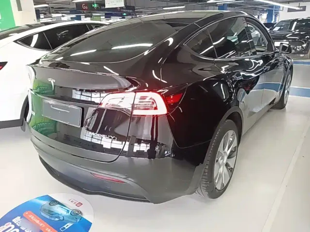 Tesla Model Y — Фото автомобиля 6