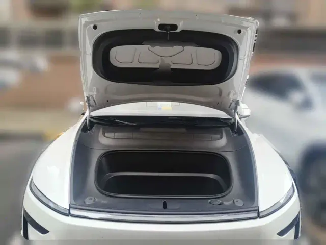 Tesla Model Y L — Фото автомобиля 3