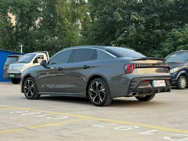 Lynk & Co 03 — Фото автомобиля 9