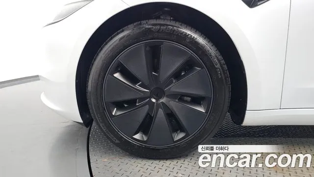Tesla Model 3 — Фото автомобиля 5