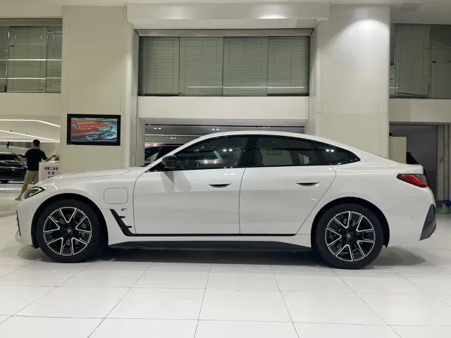 BMW i4 — Фото автомобиля 3
