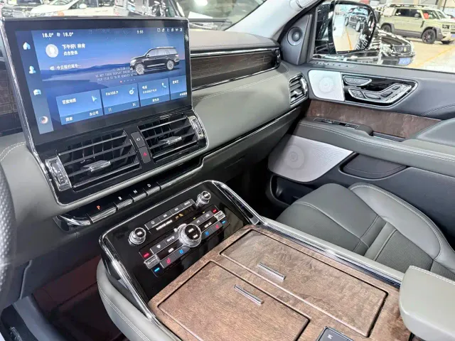 Lincoln Navigator — Фото автомобиля 7