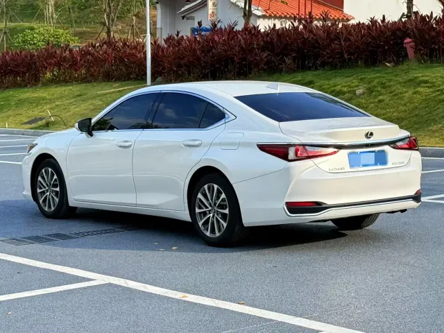 Lexus ES — Фото автомобиля 6