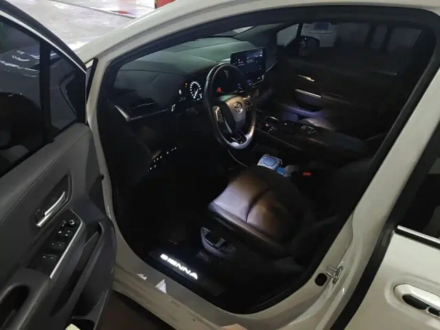Toyota Sienna — Фото автомобиля 15