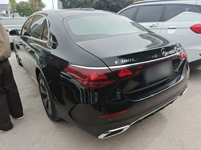 Mercedes-Benz E-Class — Фото автомобиля 4