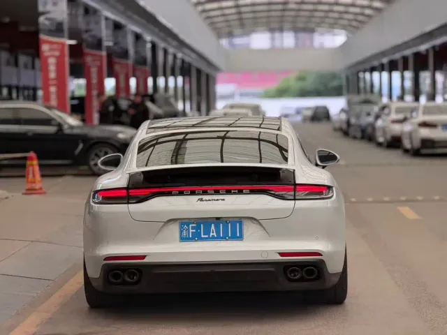 Porsche Panamera — Фото автомобиля 10