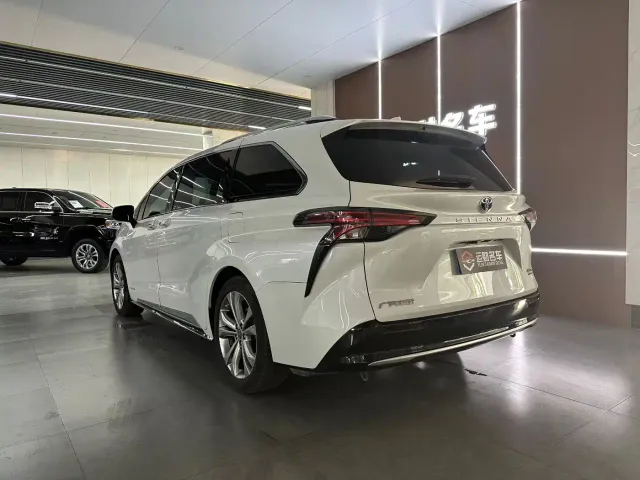 Toyota Sienna — Фото автомобиля 7