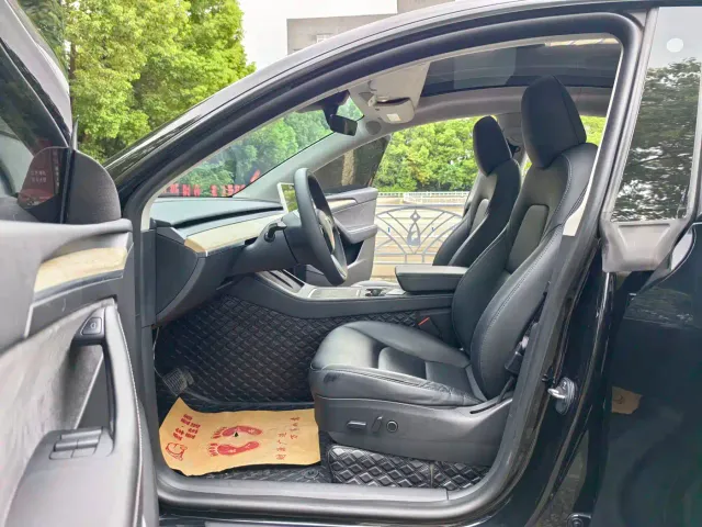 Tesla Model Y — Фото автомобиля 11