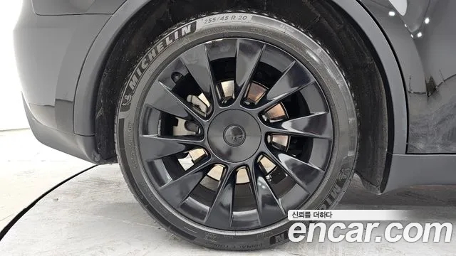 Tesla Model Y — Фото автомобиля 5