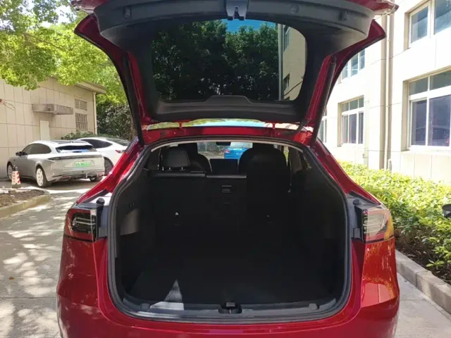 Tesla Model Y — Фото автомобиля 18