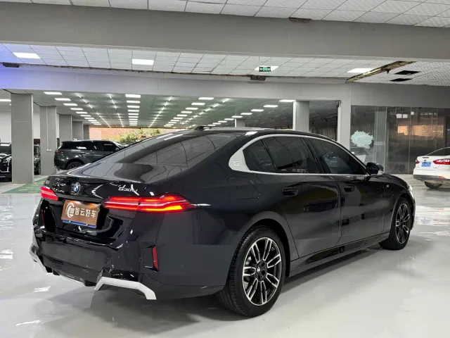 BMW 5 Series — Фото автомобиля 9