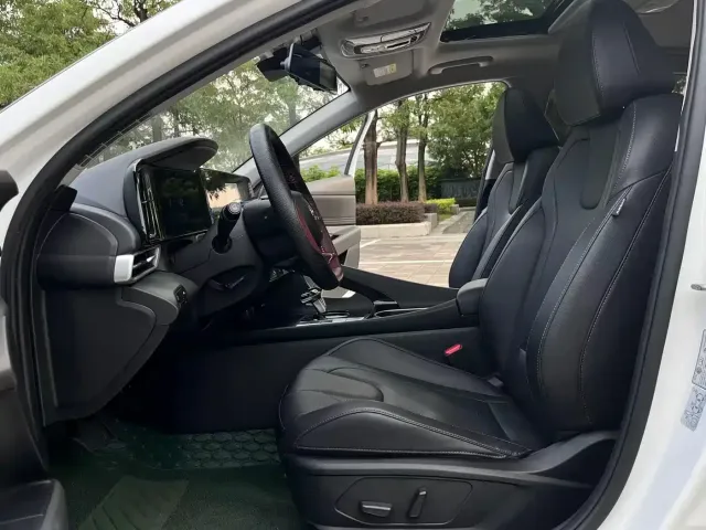 Hyundai Elantra 2022 1.5L CVT LUX Premium Edition — Фото автомобиля 4