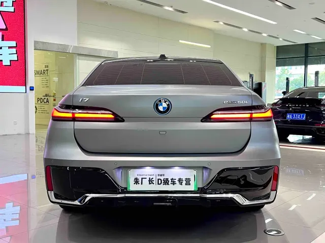 BMW i7 — Фото автомобиля 10