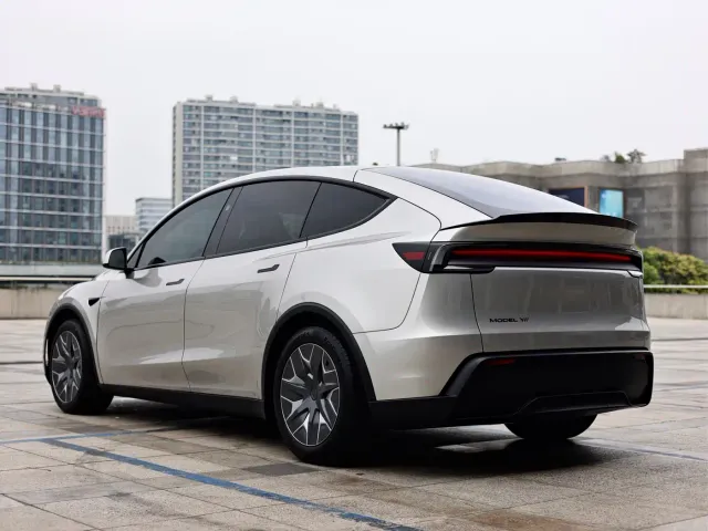 Tesla Model Y L — Фото автомобиля 5