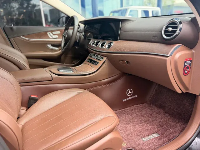 Mercedes-Benz E-Class — Фото автомобиля 24