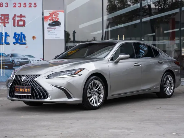 Фотография автомобиля — Lexus ES