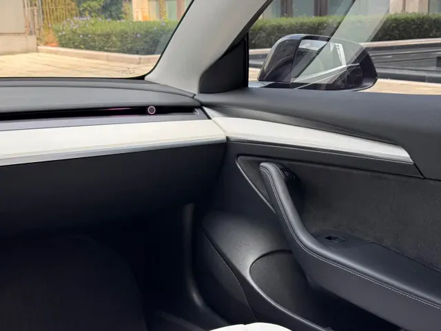 Tesla Model 3 — Фото автомобиля 17