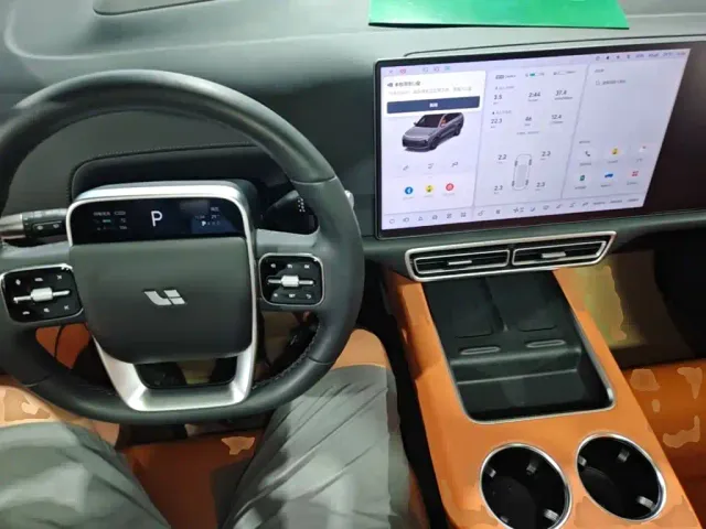 Li Auto L8 — Фото автомобиля 9