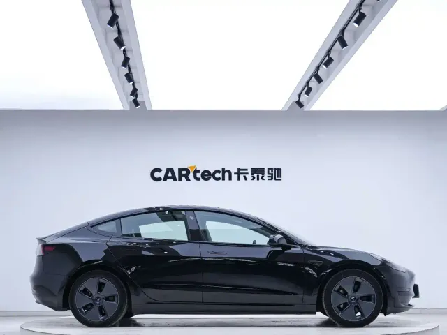 Tesla Model 3 — Фото автомобиля 2