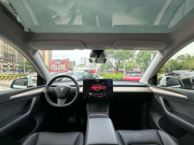 Tesla Model Y — Фото автомобиля 16