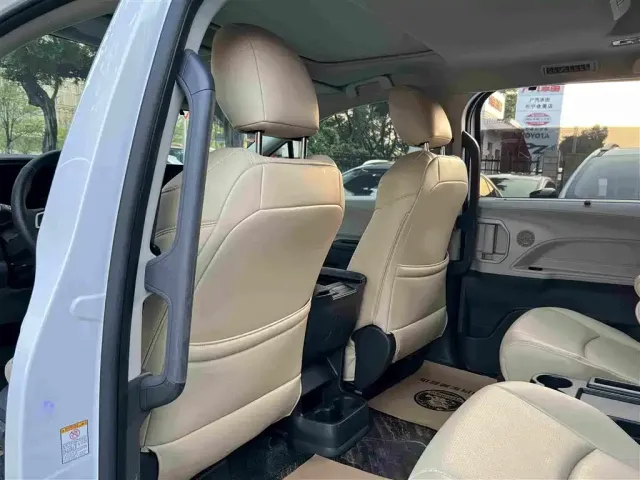 Toyota Sienna — Фото автомобиля 16