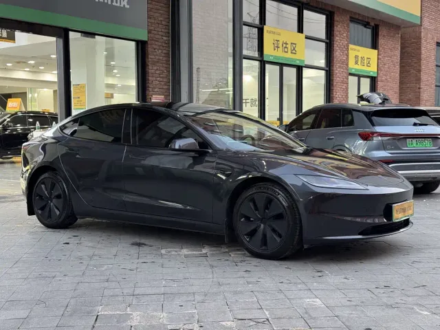 Tesla Model 3 — Фото автомобиля 3