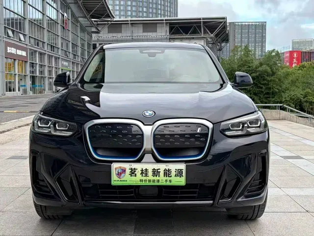 BMW iX3 — Фото автомобиля 2