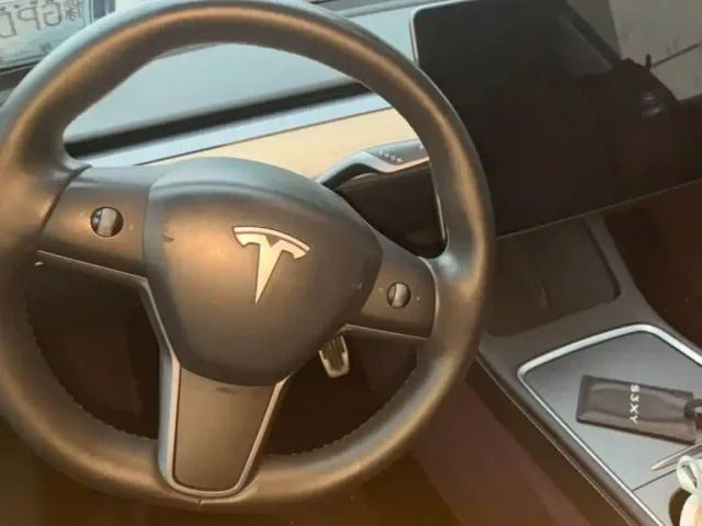 Tesla Model Y — Фото автомобиля 13
