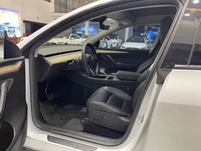 Tesla Model Y — Фото автомобиля 8