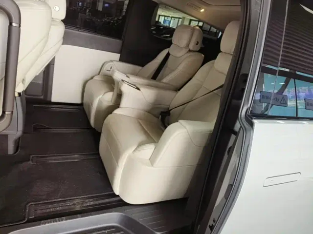 Li Auto MEGA — Фото автомобиля 16