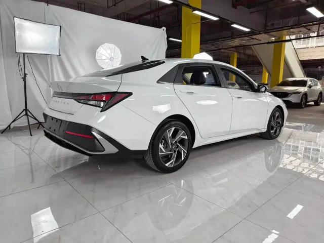 Hyundai Elantra — Фото автомобиля 6