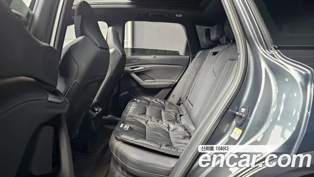 Audi Q6 e-tron — Фото автомобиля 12