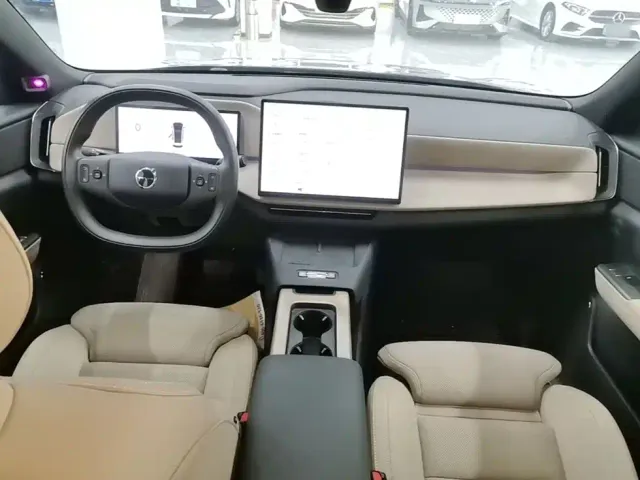 Volvo XC70 Plug-in Hybrid — Фото автомобиля 9