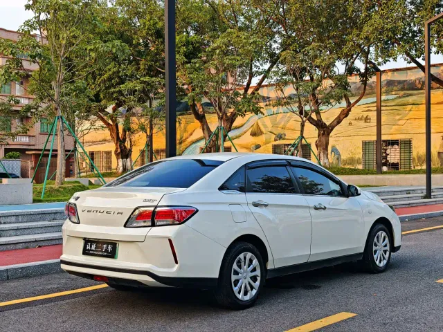 Venucia D60 EV — Фото автомобиля 4