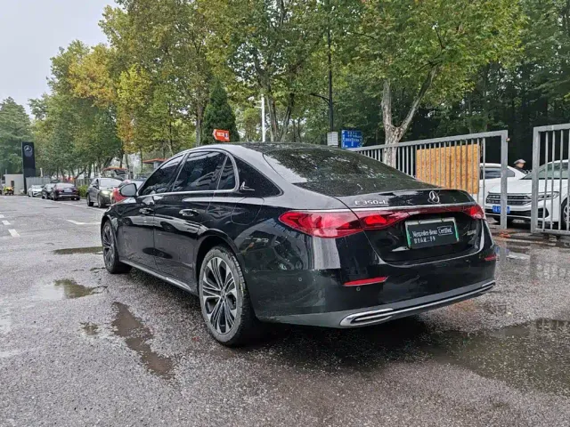 Mercedes-Benz E-Class — Фото автомобиля 17