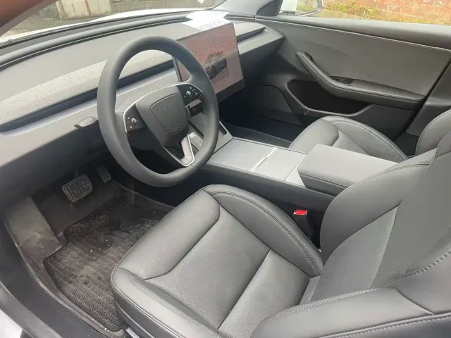 Tesla Model 3 — Фото автомобиля 4