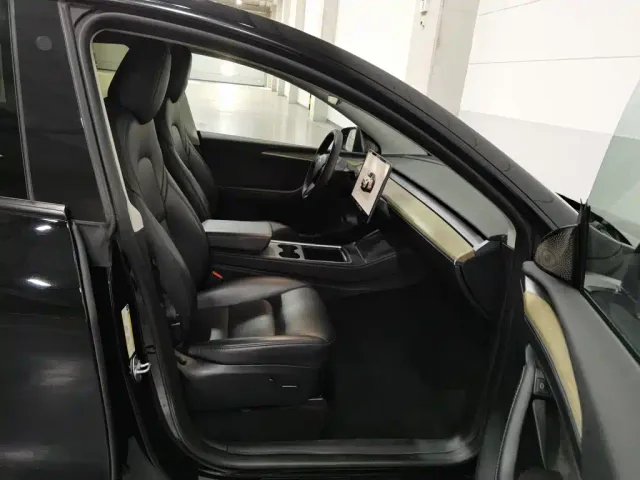 Tesla Model Y — Фото автомобиля 23