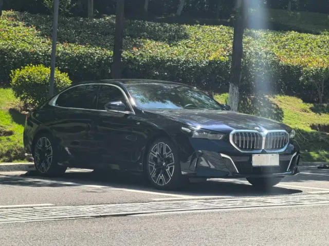 BMW 5 Series — Фото автомобиля 3