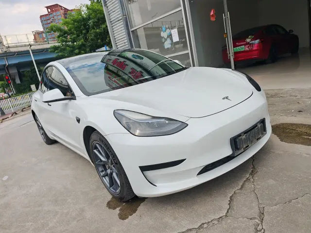 Tesla Model 3 — Фото автомобиля 3