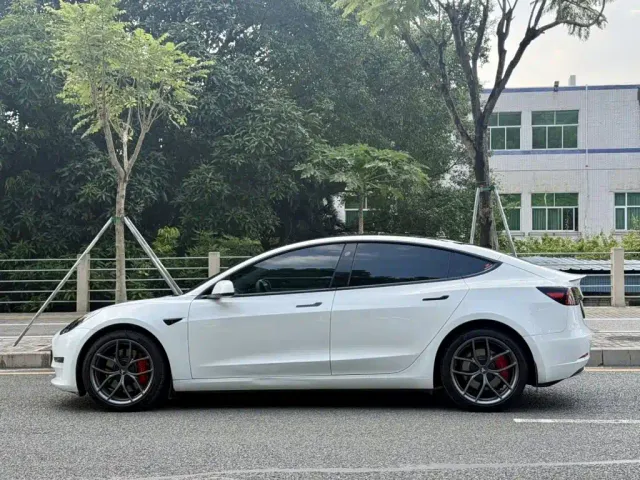 Tesla Model 3 — Фото автомобиля 5