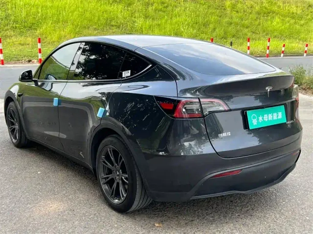 Tesla Model Y — Фото автомобиля 6