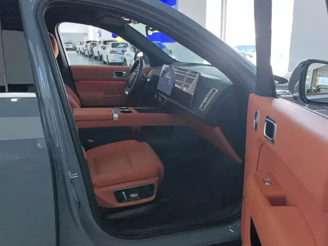 Li Auto L7 — Фото автомобиля 8