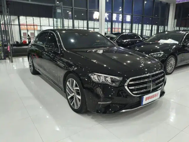 Mercedes-Benz E-Class — Фото автомобиля 3
