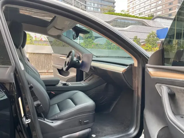 Tesla Model Y — Фото автомобиля 11