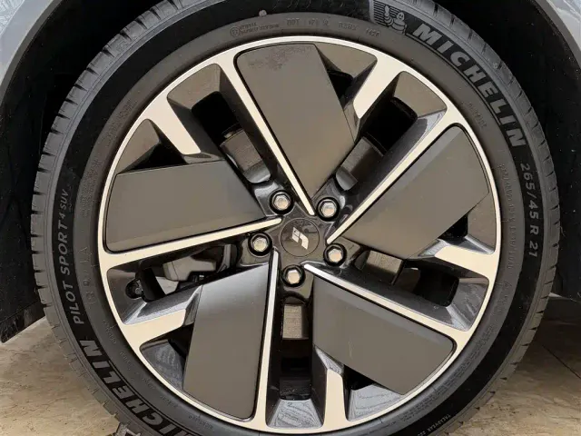 Li Auto L8 — Фото автомобиля 13